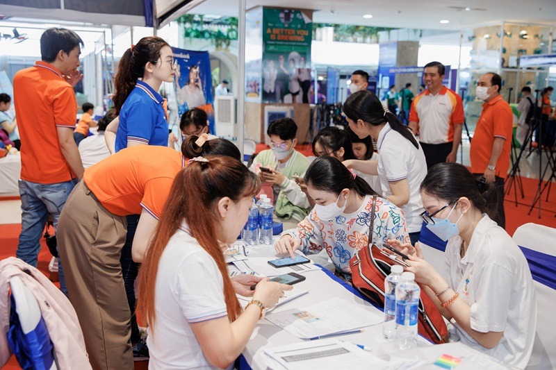 Sinh vi&ecirc;n tham gia Ng&agrave;y hội việc l&agrave;m tại Đại học Kinh tế TPHCM - Ảnh: UEH