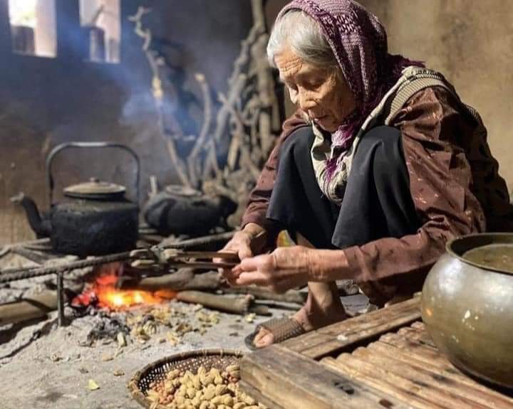 Mẹ gi&agrave; nhớ nhớ qu&ecirc;n qu&ecirc;n cần con c&aacute;i thấu cảm, y&ecirc;u thương (ảnh minh hoạ)