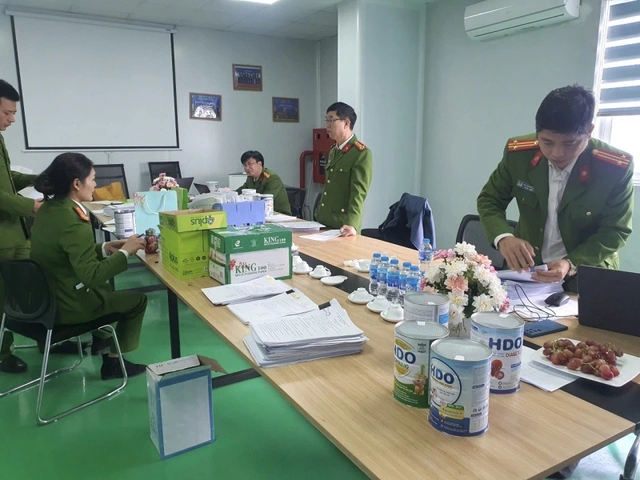 Cảnh s&aacute;t thu giữ hồ sơ, t&agrave;i liệu v&agrave; tang vật trong qu&aacute; tr&igrave;nh kh&aacute;m x&eacute;t - Ảnh: CAND