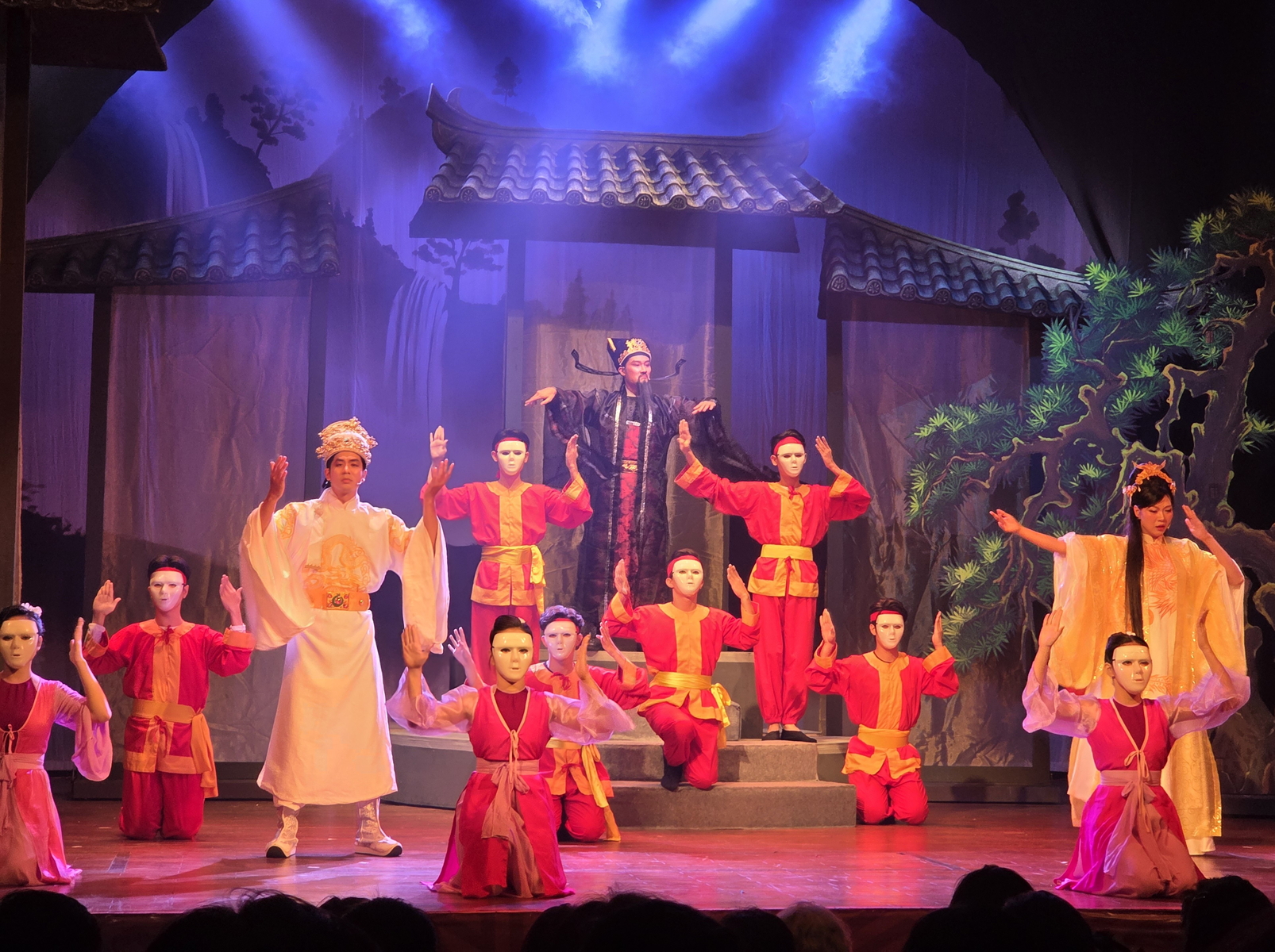 Nghệ sĩ ưu t&uacute; V&otilde; Minh L&acirc;m ra mắt th&agrave;nh c&ocirc;ng trong vai tr&ograve; đạo diễn với vở kịch n&oacute;i  Giai nh&acirc;n v&agrave; anh h&ugrave;ng - ẢNH: NGỌC TUYẾT