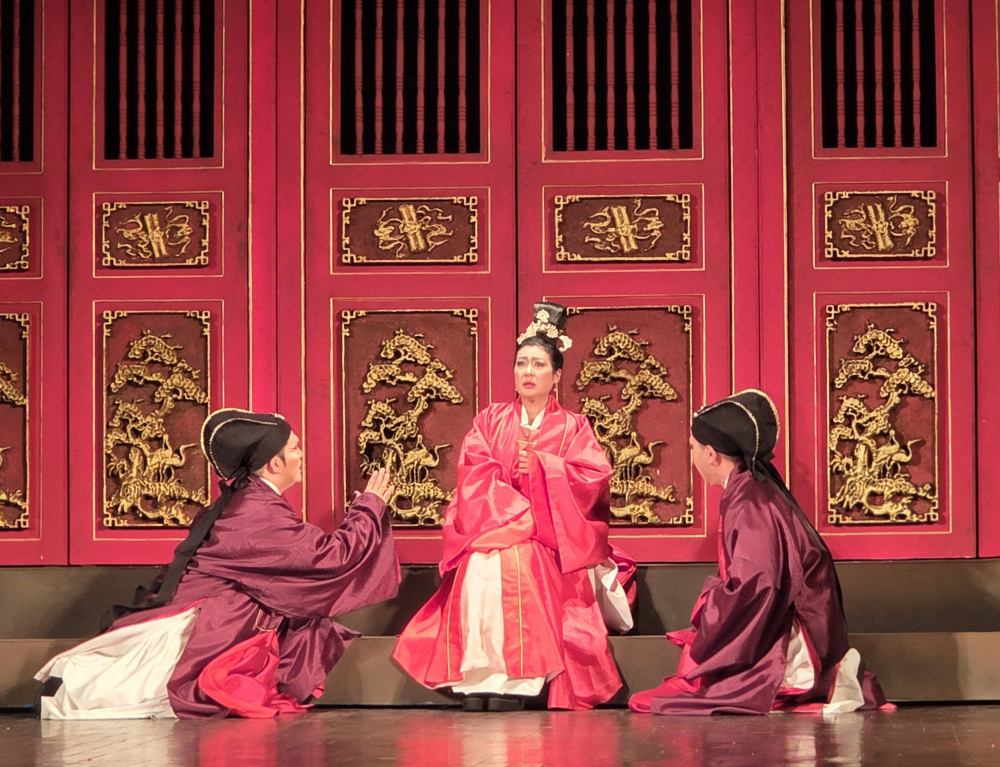 Nguyễn Tr&atilde;i đội mũ &Ocirc; sa (c&oacute; c&aacute;nh chuồn) v&agrave; c&aacute;c hoạn quan đội mũ Đinh tự (chữ đinh)