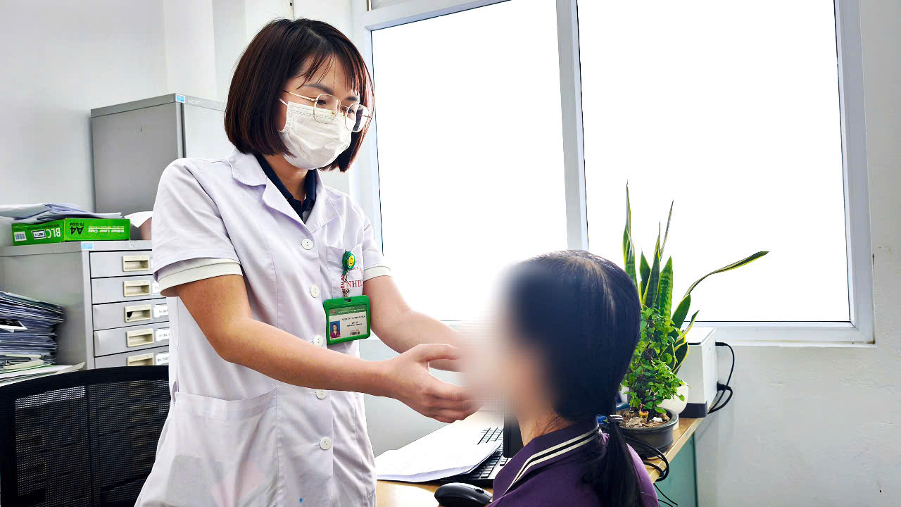 C&aacute;c b&aacute;c sĩ cho biết hiếm gặp k&yacute; sinh tr&ugrave;ng sống trong mắt người - ảnh: BVCC