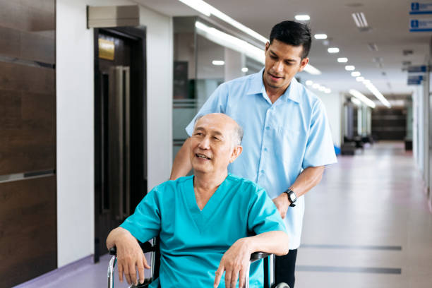 Nhiều người ở Mỹ trải qua tuổi gi&agrave; ở viện dưỡng l&atilde;o với sự kề cận, trợ gi&uacute;p của nh&acirc;n vi&ecirc;n y tế chứ kh&ocirc;ng phải người th&acirc;n (ảnh: Getty Images)