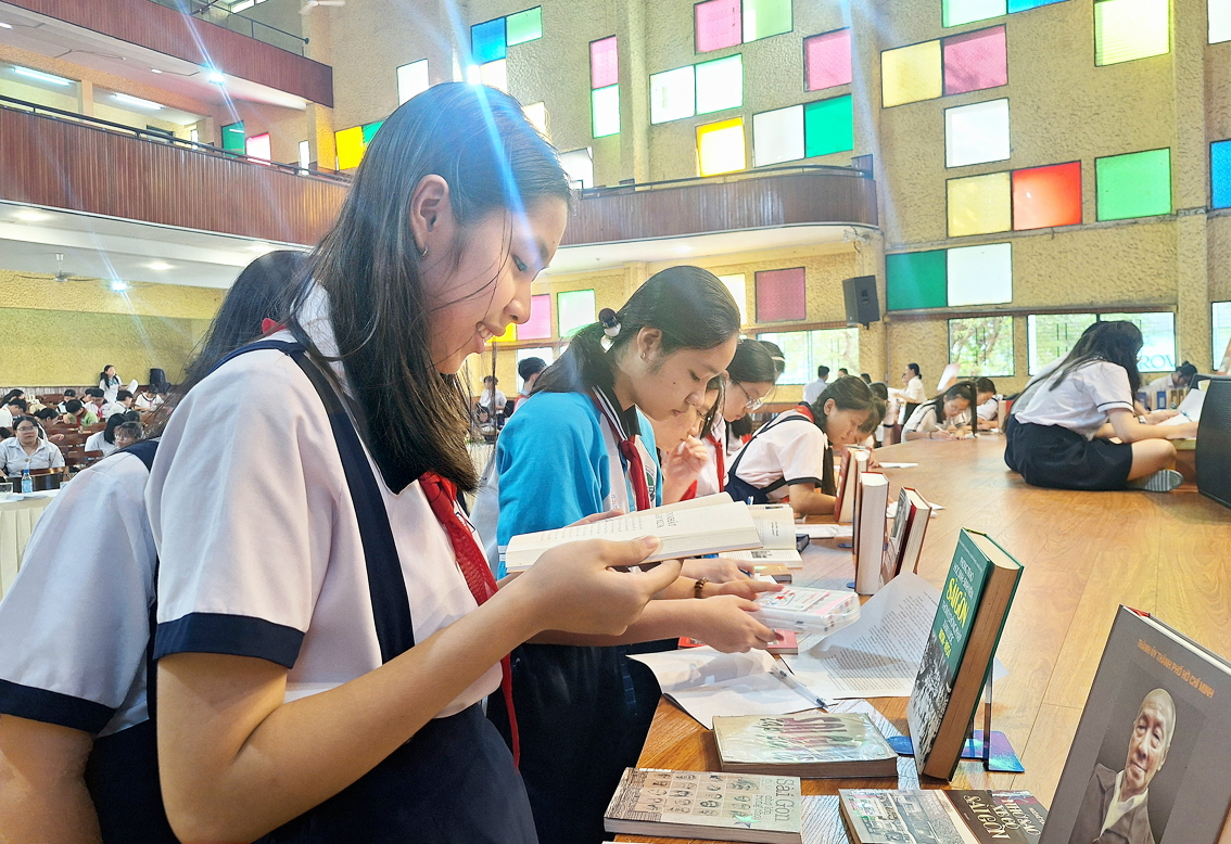 Học sinh đọc những quyển s&aacute;ch về TPHCM tại hội thi