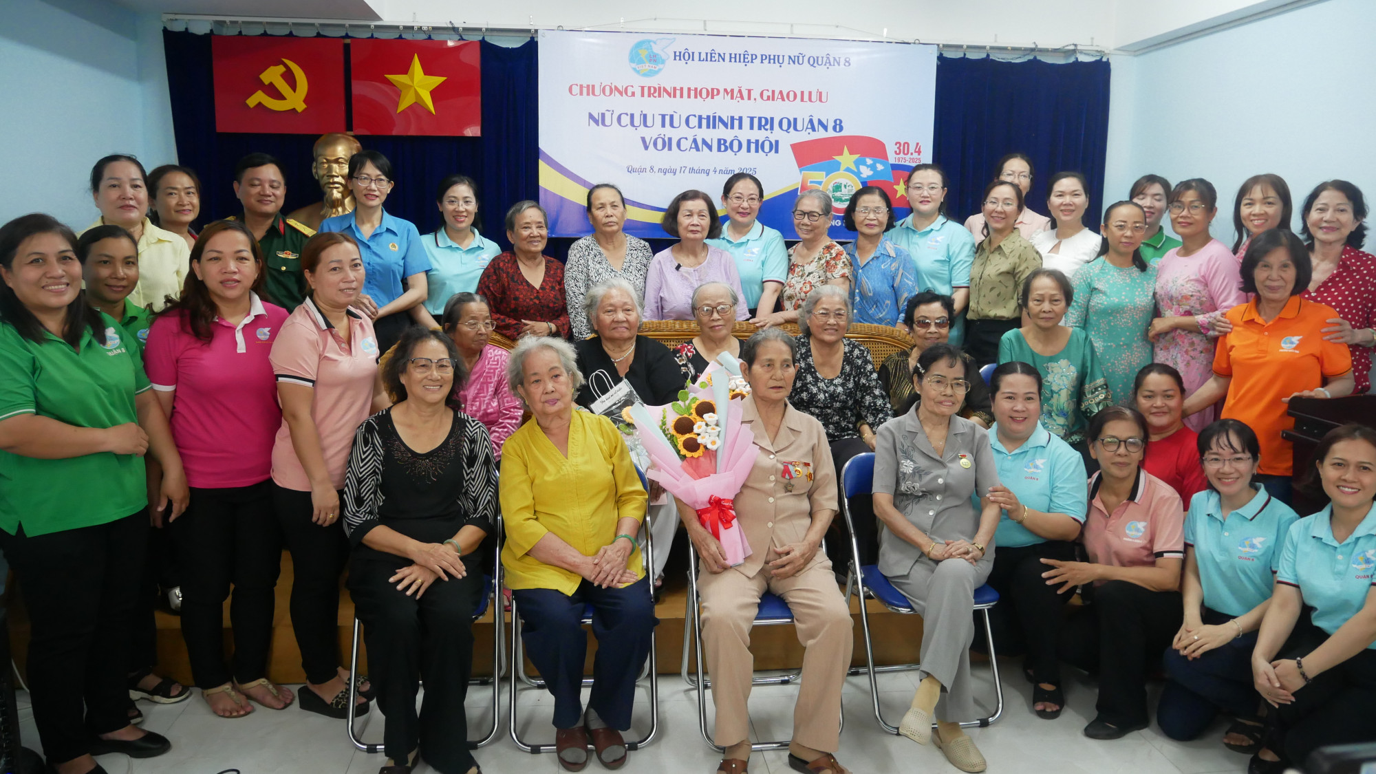 Thường trực Hội LHPN các phường chụp ảnh giao lưu cùng các nhân chứng sống của một thời