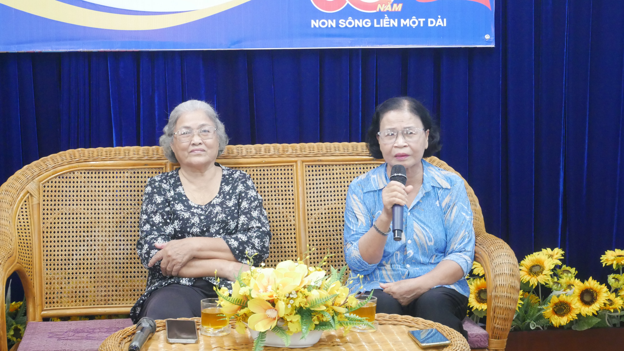 Nữ chiến sĩ biệt động Sài Gòn Nguyễn Thị Bích Nga (bìa phải) chia sẻ về trận đánh vào 5 cơ quan đầu não của địch trong chiến dịch Mậu Thân