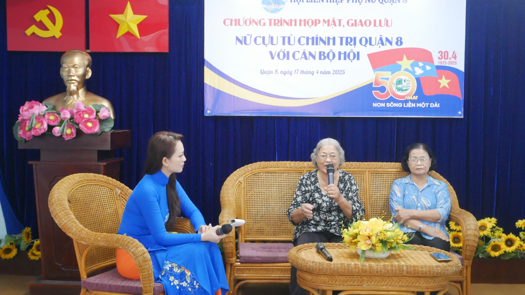 Bà Nguyễn Thị Thu (giữa) - nguyên Chủ tịch Hội LHPN quận 8 - chia sẻ tại sự kiện