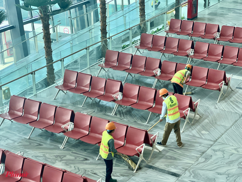 Nh&acirc;n vi&ecirc;n vệ sinh lau dọn kỹ c&agrave;ng c&ocirc;ng tr&igrave;nh trước khi đưa v&agrave;o hoạt động.
