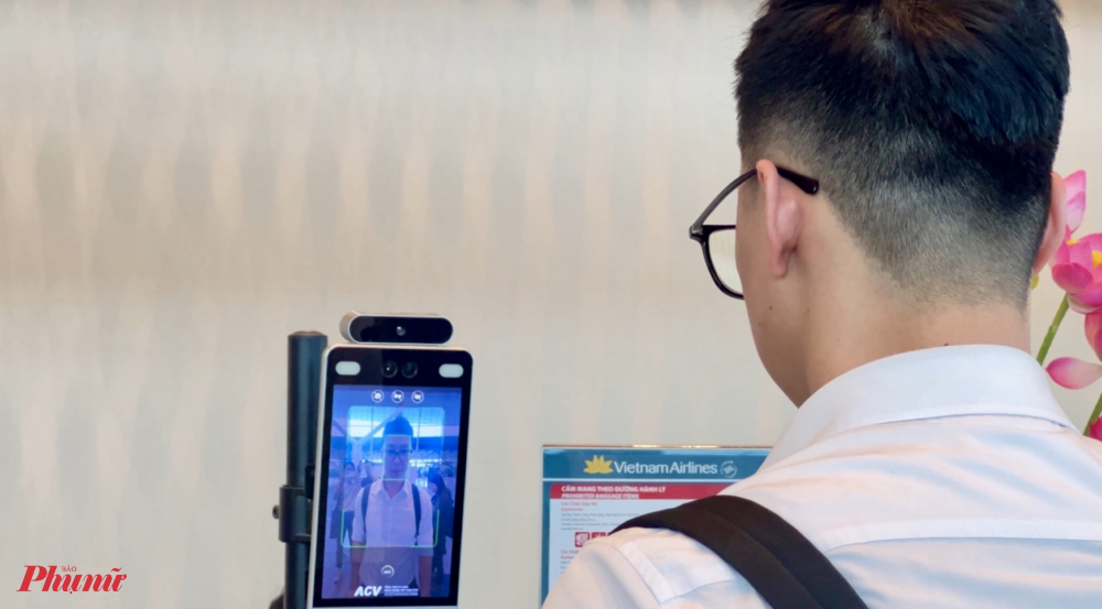Chẳng hạn như kh&aacute;ch tự l&agrave;m thủ tục check-in, sau khi nhận diện khu&ocirc;n mặt kh&aacute;ch c&oacute; thể l&agrave;m c&aacute;c thủ tục k&yacute; gửi h&agrave;nh k&yacute;, ra t&agrave;u bay tự động qua thiết bị cổng điện tử (E-gate(cổng kiểm so&aacute;t bi&ecirc;n giới tự động cung cấp dịch vụ kiểm tra an ninh v&agrave; nhận dạng tự phục vụ to&agrave;n diện tại c&aacute;c cổng khởi h&agrave;nh v&agrave; đến quốc tế m&agrave; kh&ocirc;ng cần nh&acirc;n vi&ecirc;n an ninh). Hệ thống n&agrave;y &aacute;p dụng đối với kh&acirc;u l&agrave;m thủ tục cho kh&aacute;ch h&agrave;nh kh&aacute;ch tr&ecirc;n c&aacute;c chuyến bay quốc nội ứng dụng thẻ CCCD gắn chip điện tử, nhận diện khu&ocirc;n mặt (Facial ID) gi&uacute;p giảm thiểu nguy cơ sử dụng giấy tờ giả, tự động ph&aacute;t hiện ngăn chặn c&aacute;c h&agrave;nh kh&aacute;ch cấm bay, gi&uacute;p giảm bớt t&igrave;nh trạng qu&aacute; tải tại c&aacute;c khu vực kiểm so&aacute;t an ninh, so với c&ocirc;ng t&aacute;c kiểm tra thủ c&ocirc;ng trước đ&acirc;y.