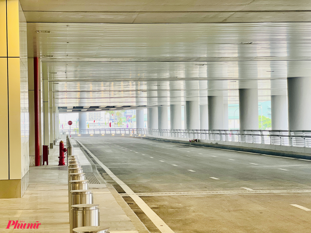 Khu vực chờ xe bu&yacute;t, xe taxi đ&oacute;n kh&aacute;ch ở cửa ra.