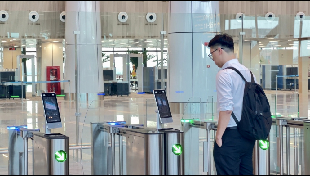 So với c&aacute;c nh&agrave; ga kh&aacute;c, nh&agrave; ga mới T3 triển khai sử dụng nhiều c&ocirc;ng nghệ h&agrave;ng kh&ocirc;ng hiện đại trong l&agrave;m thủ tục để gi&uacute;p r&uacute;t ngắn c&ocirc;ng đoạn, thuận lợi hơn khi đi qua Cảng. Hệ thống cửa tự động v&agrave;o khu vực soi chiếu an ninh sau khi kh&aacute;ch thực hiện check-in xong.