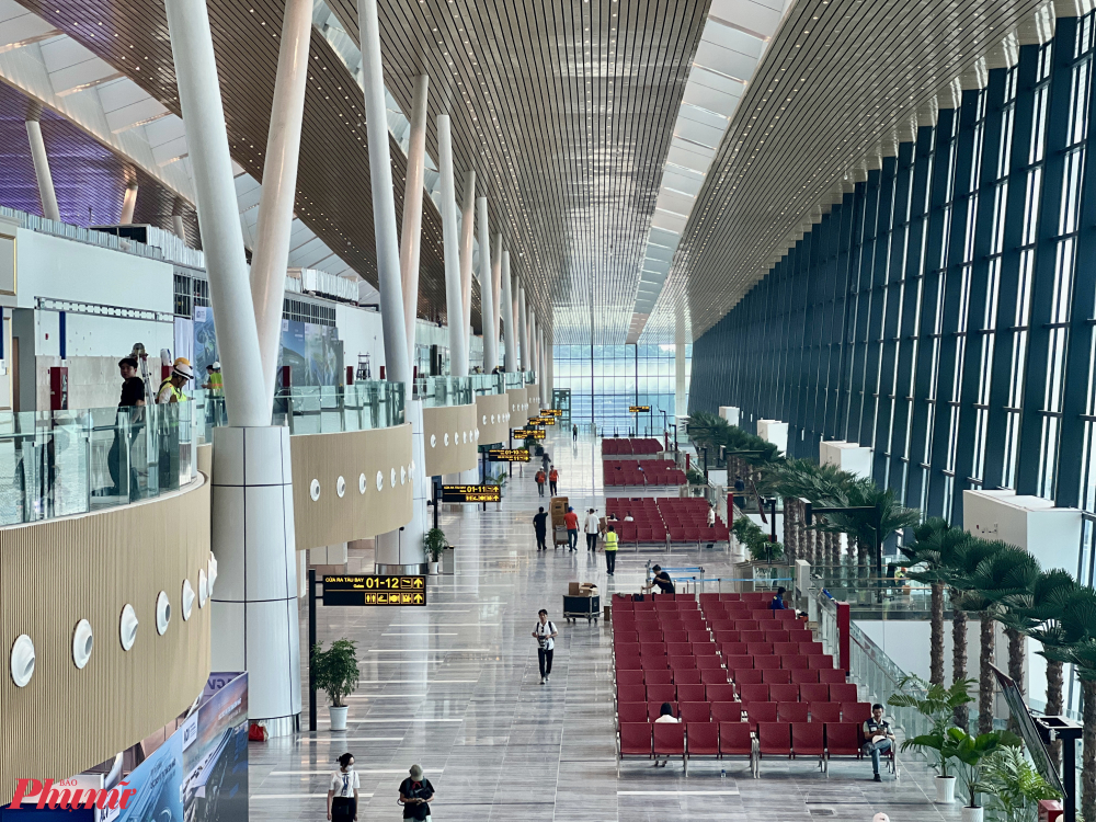 Khu vực ph&ograve;ng chờ l&ecirc;n m&aacute;y bay của nh&agrave; ga mới rộng r&atilde;i, tho&aacute;ng với nhiều tầng được trang tr&iacute; c&acirc;y xanh, khu ăn uống, mua sắm l&acirc;n cận.
