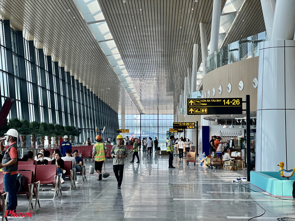 B&ecirc;n trong khu vực nh&agrave; ga T3 c&aacute;c gian h&agrave;ng kinh doanh, 