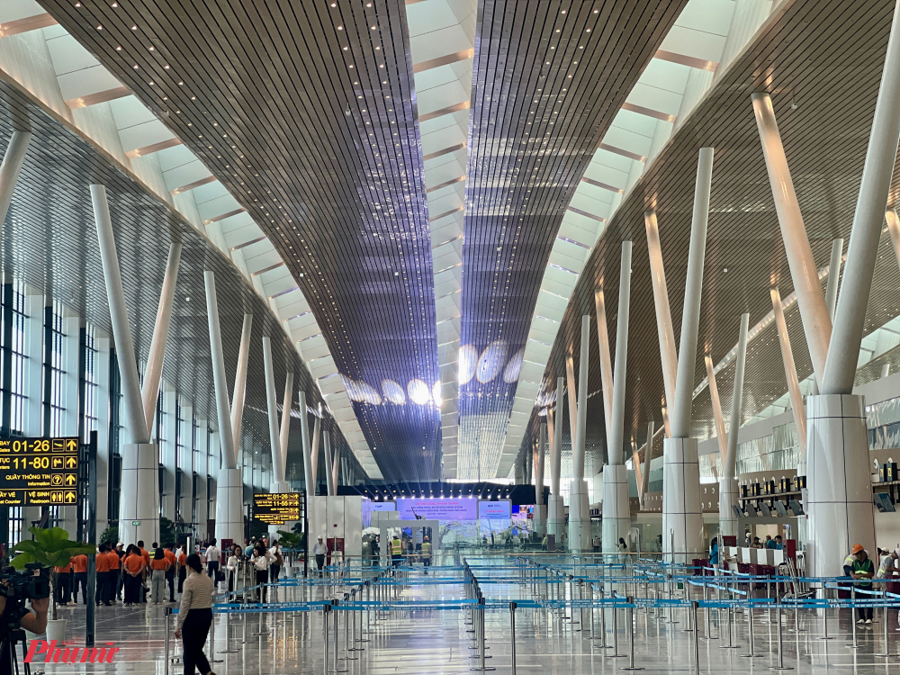 Trước đ&oacute;, s&aacute;ng 17/4 nh&agrave; ga T3 đ&atilde; vận h&agrave;nh phục vụ hơn 200 h&agrave;nh kh&aacute;ch tr&ecirc;n chuyến bay mại đầu ti&ecirc;n đi v&agrave; đến nh&agrave; ga tr&ecirc;n c&aacute;c chuyến bay TPHCM - V&acirc;n Đồn (Quảng Ninh) v&agrave; ngược lại do h&atilde;ng h&agrave;ng kh&ocirc;ng quốc gia Việt Nam khai th&aacute;c.