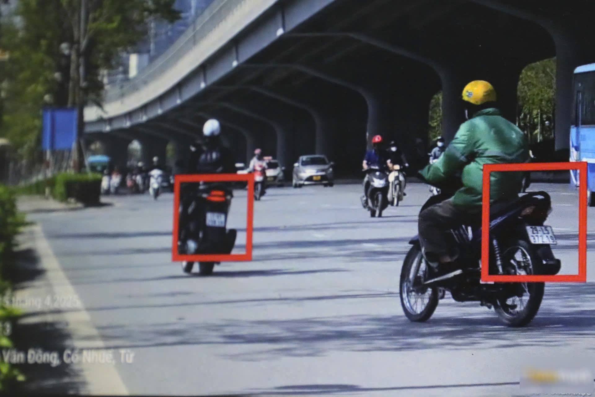 H&igrave;nh ảnh t&agrave;i xế điều khiển xe m&aacute;y đi ngược chiều bị camera của CSGT ghi lại (Ảnh: C&ocirc;ng an cung cấp).