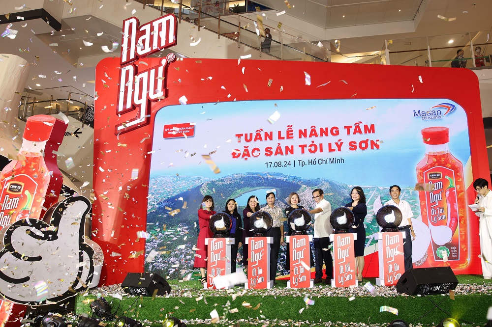 Thương hiệu Nam Ngư c&ugrave;ng b&agrave; con n&ocirc;ng d&acirc;n g&oacute;p phần n&acirc;ng tầm gi&aacute; trị đặc sản tỏi L&yacute; Sơn - Ảnh: Masan Group