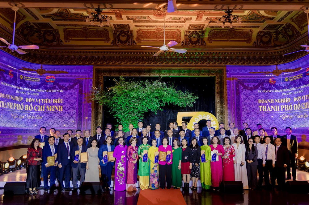 Đại diện 50 doanh nghiệp c&ugrave;ng l&atilde;nh đạo th&agrave;nh phố tại lễ trao giải - Ảnh: Masan Group