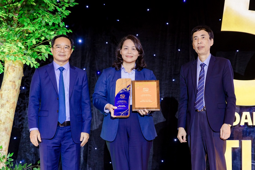B&agrave; L&ecirc; Thị Nga - Ph&oacute; Tổng gi&aacute;m đốc C&ocirc;ng ty cổ phần H&agrave;ng ti&ecirc;u d&ugrave;ng Masan (Masan Consumer) đại diện l&ecirc;n nhận giải - Ảnh: Masan Group