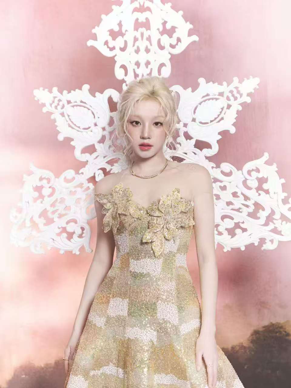To&agrave;n bộ th&acirc;n v&aacute;y sử dụng chất liệu organza &aacute;nh kim kết hợp sequin nhập khẩu, tạo n&ecirc;n hiệu ứng chuyển sắc lấp l&aacute;nh như c&aacute;t v&agrave;ng chuyển động dưới &aacute;nh ho&agrave;ng h&ocirc;n. Thiết kế được ho&agrave;n thiện ho&agrave;n to&agrave;n thủ c&ocirc;ng trong 280 giờ.