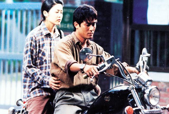 Một cảnh trong bộ phim truyền h&igrave;nh năm 1995 The Sandglass, c&oacute; sự tham gia của Ko Hyun-jung, b&ecirc;n tr&aacute;i, v&agrave; Choi Min-soo