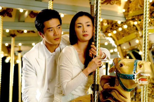 Một cảnh trong bộ phim truyền h&igrave;nh năm 2003 Nấc thang l&ecirc;n thi&ecirc;n đường, c&oacute; sự tham gia của Kwon Sang-woo, b&ecirc;n tr&aacute;i, v&agrave; Choi Ji-woo