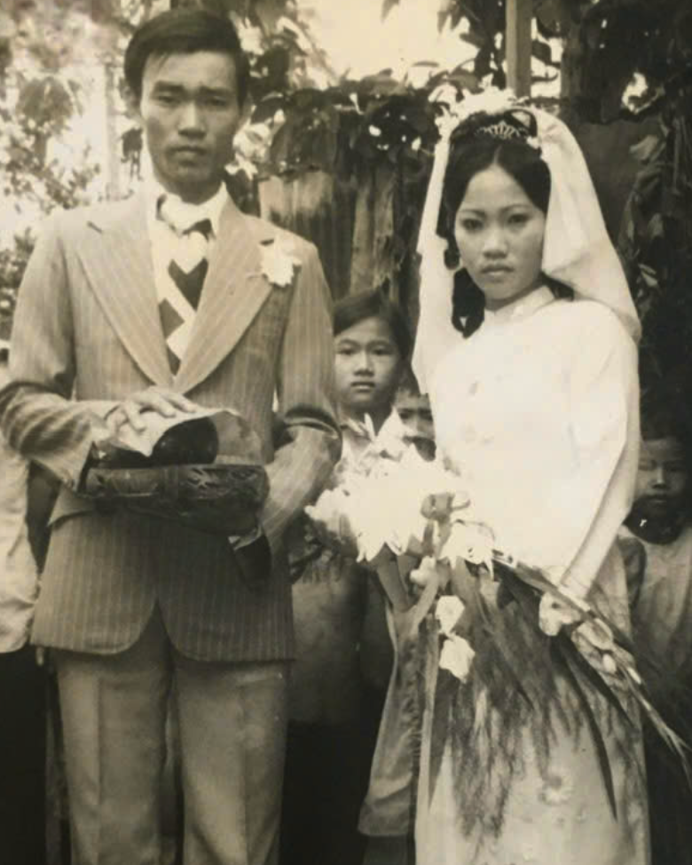 Bức ảnh cưới qu&yacute; gi&aacute; của ch&uacute; H&oacute;a v&agrave; c&ocirc; Mười (Ảnh do nh&acirc;n vật cung cấp)