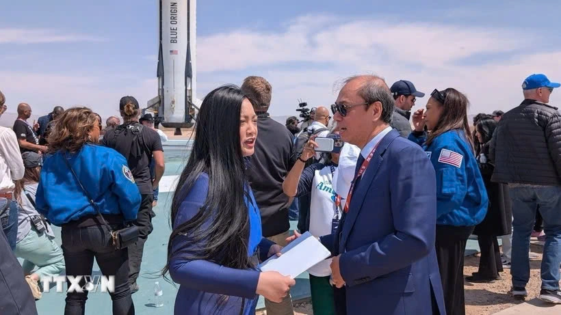 Amanda Nguyễn l&agrave; người truyền cảm hứng cho những người phụ nữ bị x&acirc;m hại t&igrave;nh dục d&aacute;m đứng dậy đấu tranh (Trong ảnh,  Amanda nhận thư ch&uacute;c mừng của Chủ tịch nước Lương Cường  từ đại sứ Việt Nam tại Mỹ trước khi b&agrave; bay v&agrave;o vũ trụ mang theo 169 hạt sen Việt Nam . Nguồn: TTXVN).