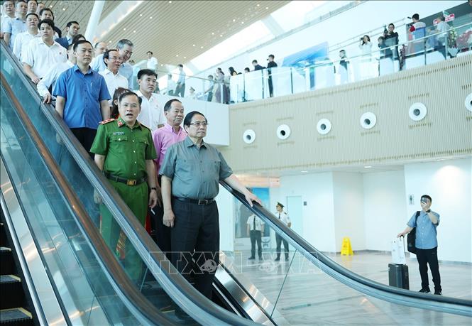 Thủ tướng Phạm Minh Ch&iacute;nh thăm c&ocirc;ng tr&igrave;nh Nh&agrave; ga T3, Cảng h&agrave;ng kh&ocirc;ng quốc tế T&acirc;n Sơn Nhất, Th&agrave;nh phố Hồ Ch&iacute; Minh. Ảnh: Dương Giang - TTXVN