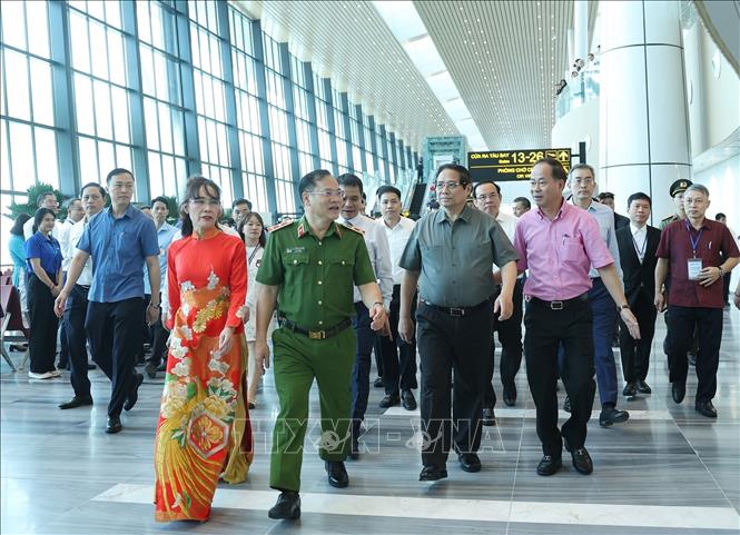 Thủ tướng Phạm Minh Ch&iacute;nh thăm c&ocirc;ng tr&igrave;nh Nh&agrave; ga T3, Cảng h&agrave;ng kh&ocirc;ng quốc tế Th&agrave;nh phố Hồ Ch&iacute; Minh. Ảnh: 