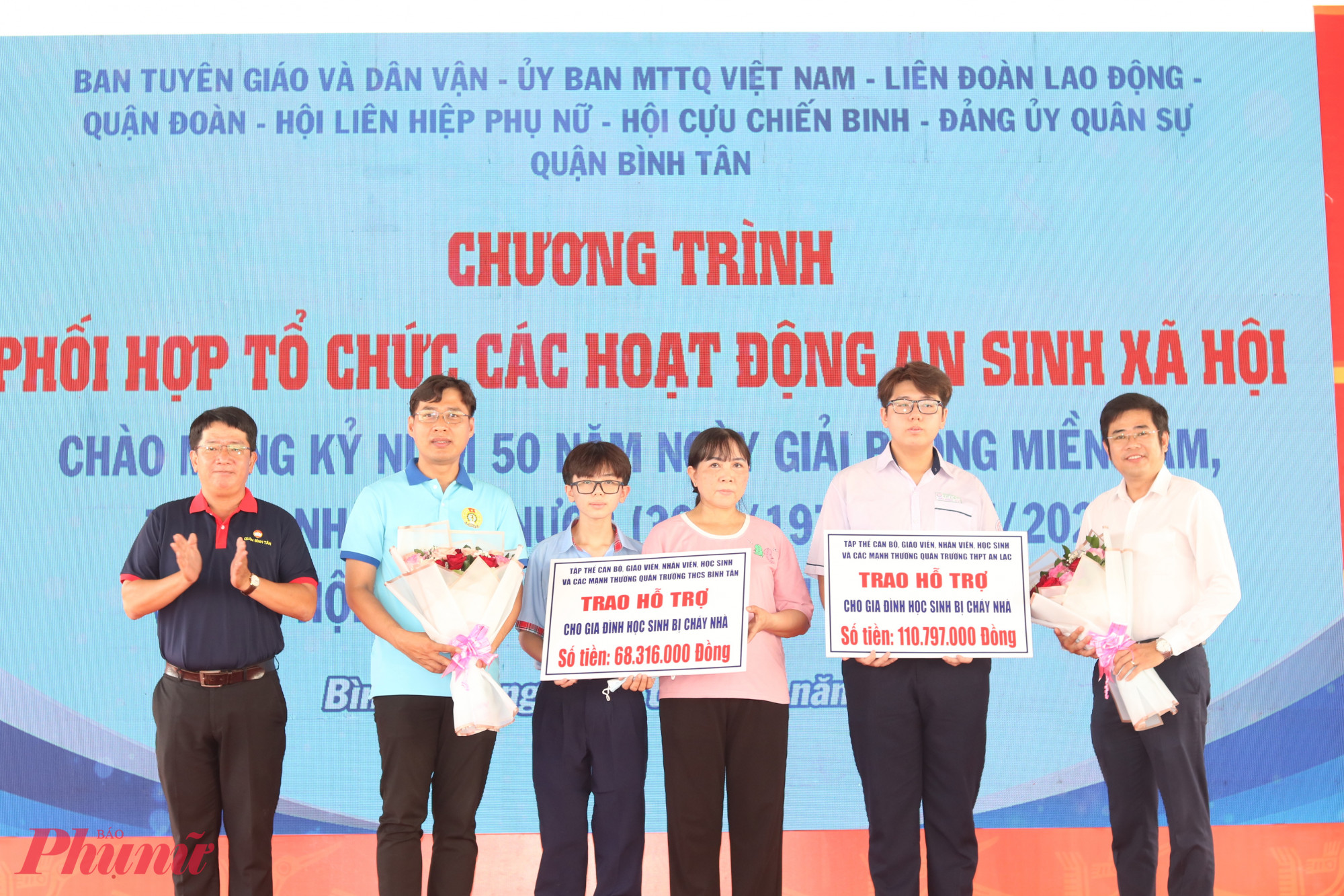 Trao kinh ph&iacute; hỗ trợ 2 gia đ&igrave;nh học sinh bị ch&aacute;y nh&agrave;. 
