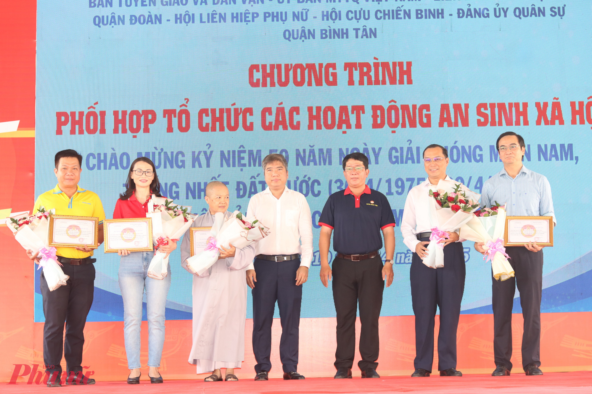 Ban tổ chức trao thư cảm ơn v&agrave; hoa đến đại diện c&aacute;c đơn vị t&agrave;i trợ cho chương tr&igrave;nh. 
