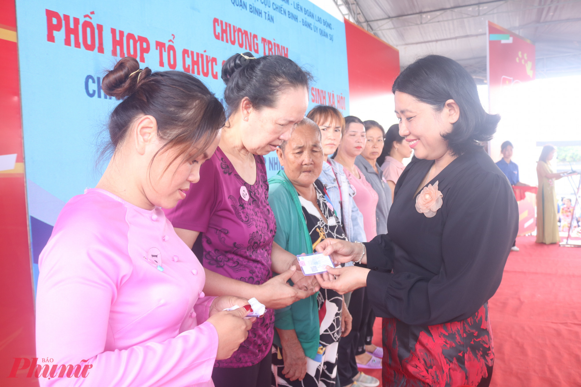 B&agrave; Nguyễn Thị Kim Hương &ndash; Uỷ vi&ecirc;n Ban thường vụ Quận uỷ, Ph&oacute; trưởng Ban Tuy&ecirc;n gi&aacute;o v&agrave; D&acirc;n vận Quận uỷ quận B&igrave;nh T&acirc;n &ndash; trao thẻ bảo hiểm y tế cho người d&acirc;n.