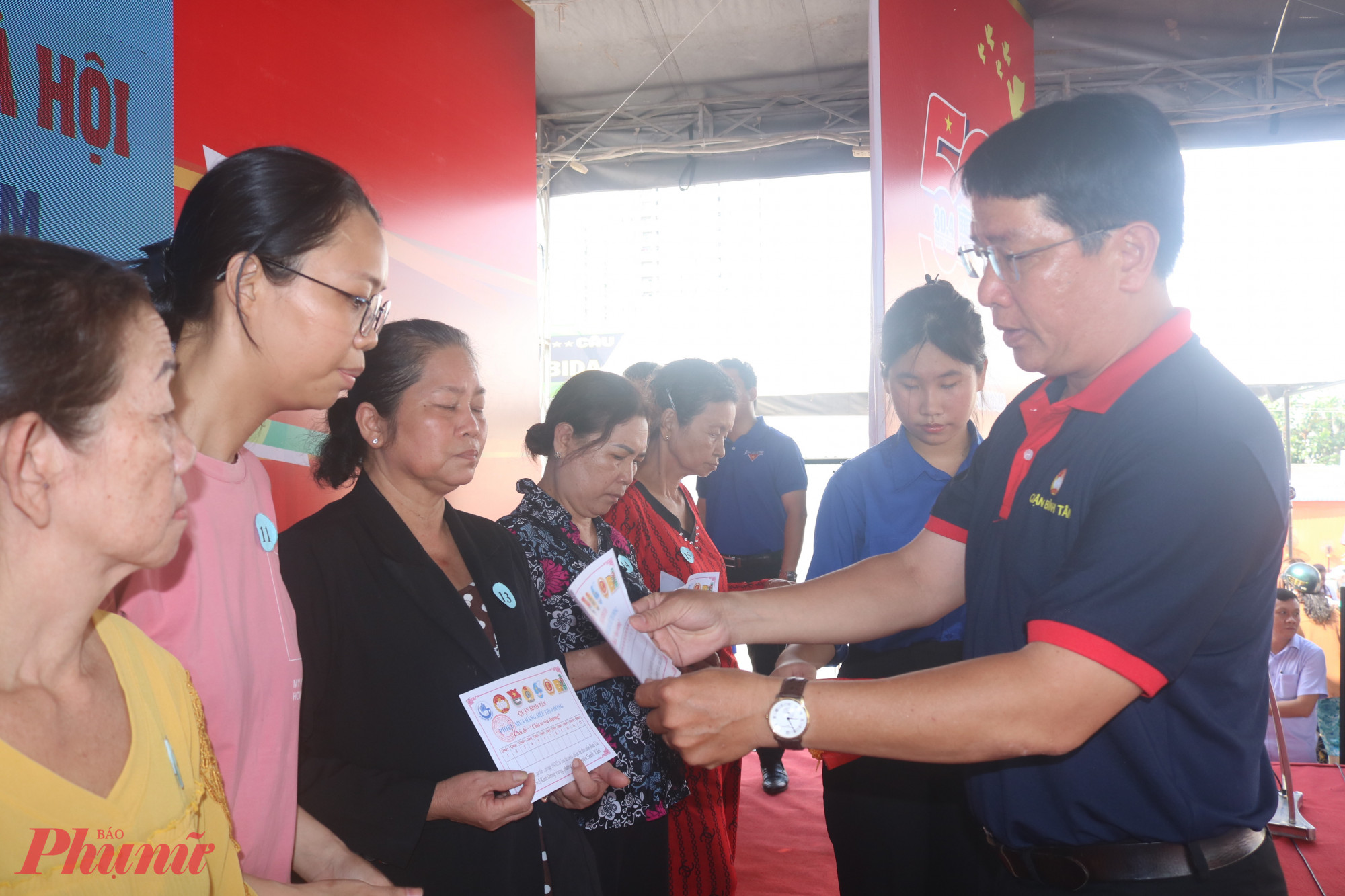 &Ocirc;ng Nguyễn Anh Cường &ndash; Chủ tịch Uỷ ban Mặt trận Tổ quốc Việt Nam quận B&igrave;nh T&acirc;n &ndash; tặng phiếu đi si&ecirc;u thị 0 đồng cho người d&acirc;n.  
