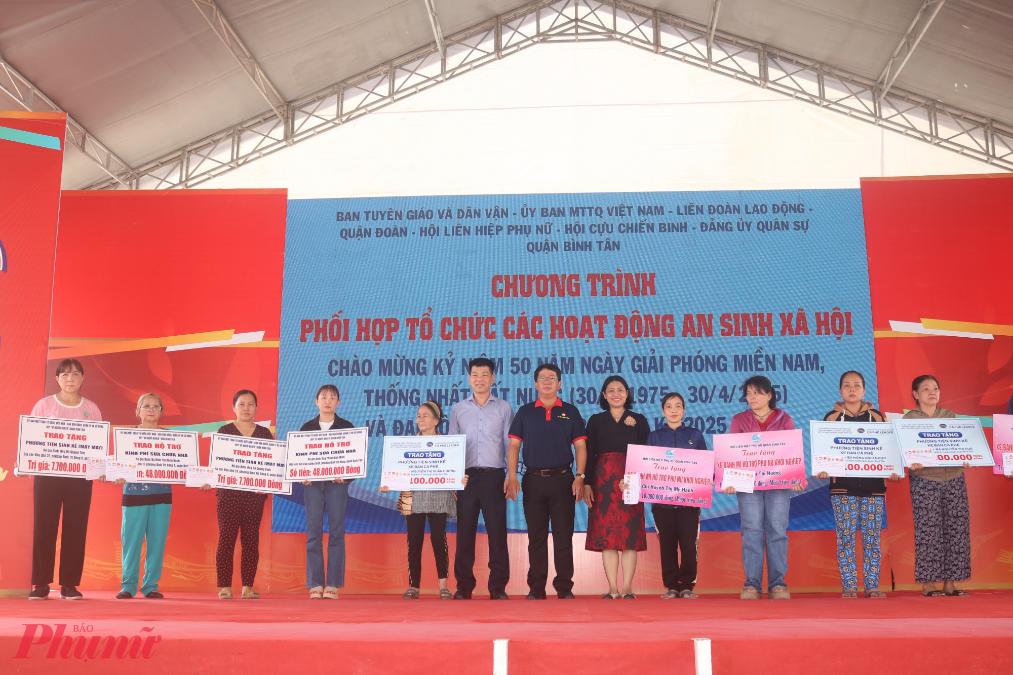 Ban tổ chức trao bảng tượng trưng hỗ trợ kinh ph&iacute; sửa nh&agrave; v&agrave; tặng phương tiện sinh tế. 