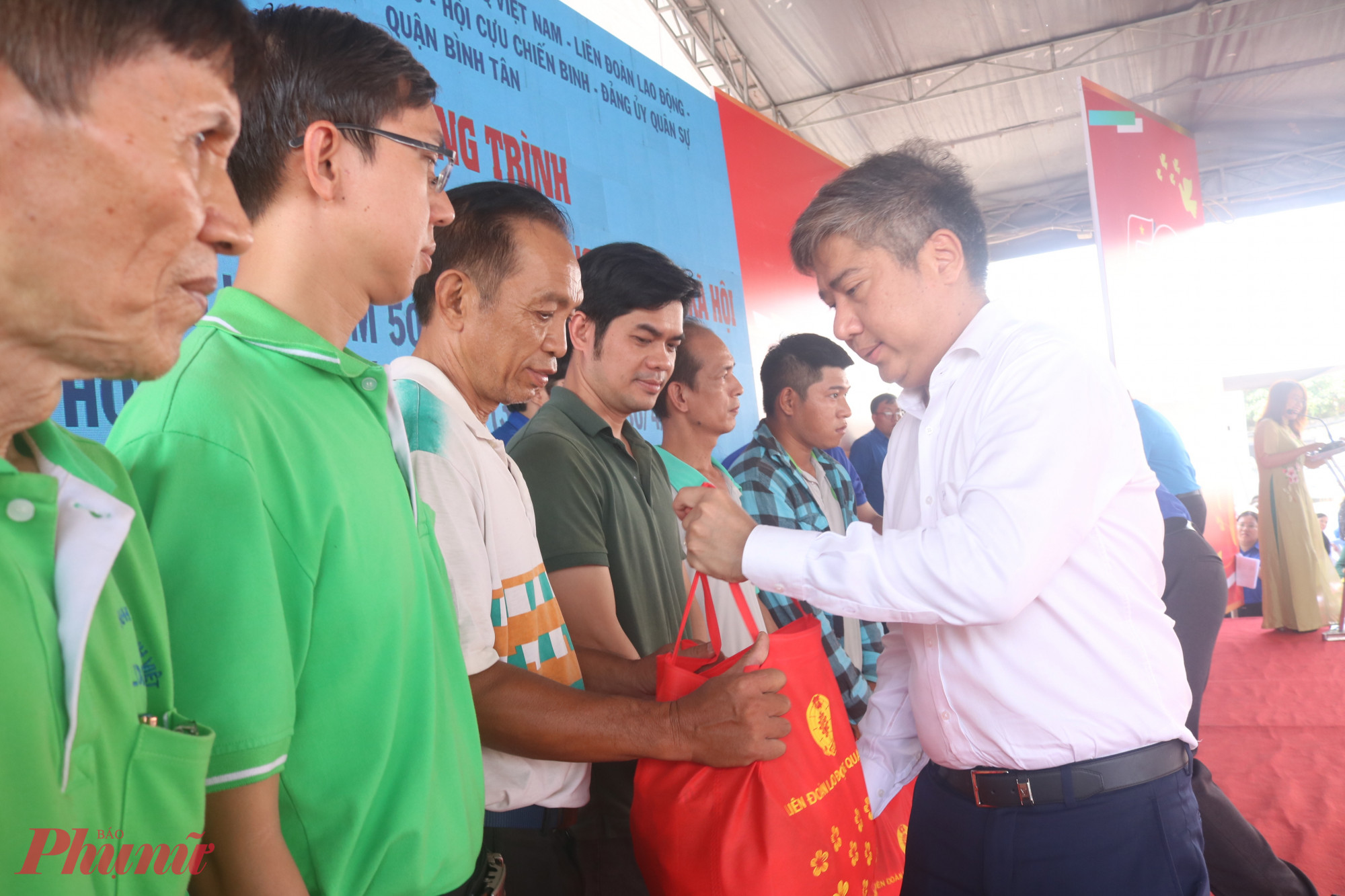 &Ocirc;ng Nguyễn Việt Quế Sơn &ndash; Ph&oacute; b&iacute; thư thường trực Quận uỷ quận B&igrave;nh T&acirc;n &ndash; tặng qu&agrave; đến anh chị em c&ocirc;ng nh&acirc;n.