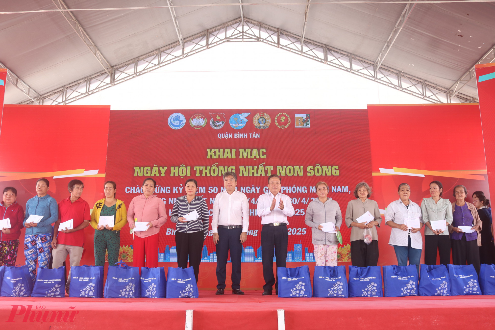 Ban tổ chức tặng qu&agrave; cho đại diện c&aacute;c hộ cận ngh&egrave;o. 