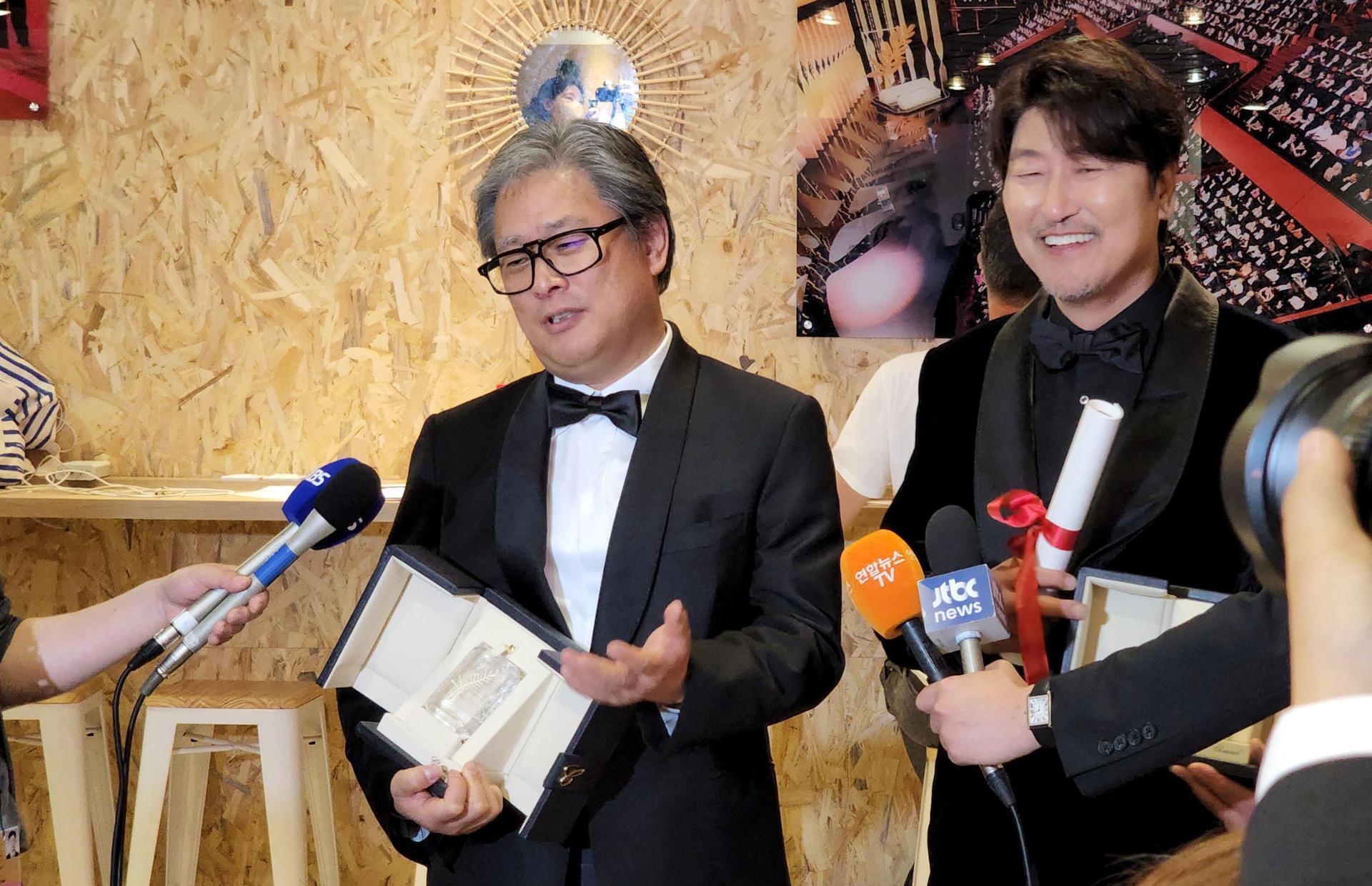 Nh&agrave; l&agrave;m phim Park Chan-wook, b&ecirc;n tr&aacute;i, người đ&atilde; gi&agrave;nh giải Đạo diễn xuất sắc nhất năm 2022 cho Quyết định rời đi, v&agrave; nam diễn vi&ecirc;n Song Kang-ho, người đ&atilde; trở th&agrave;nh nam diễn vi&ecirc;n H&agrave;n Quốc đầu ti&ecirc;n gi&agrave;nh giải Nam diễn vi&ecirc;n ch&iacute;nh xuất sắc nhất cho bộ phim H&agrave;n Quốc năm 2022 Broker của Hirokazu Kore-eda