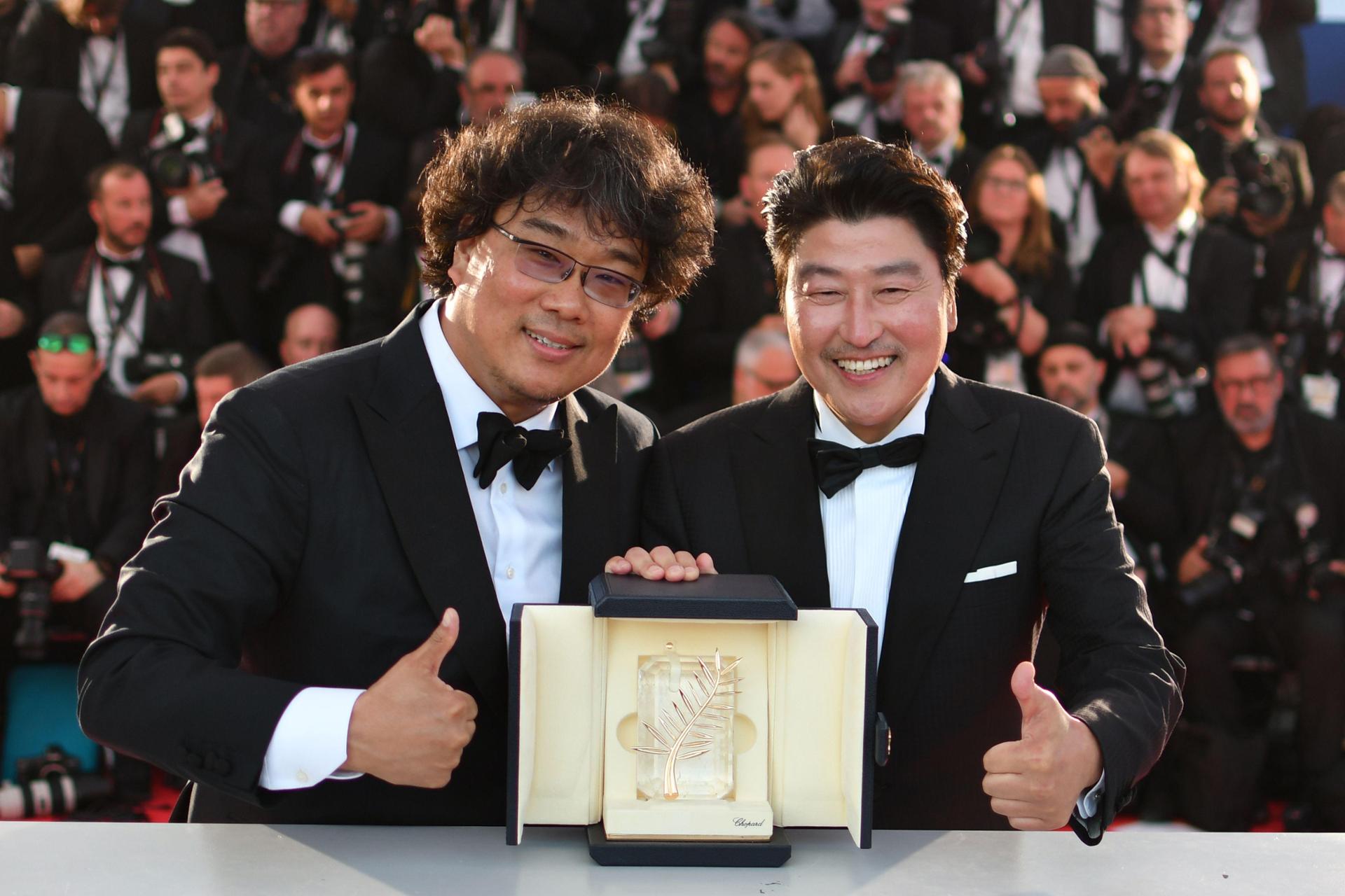 Bong Joon-ho, b&ecirc;n tr&aacute;i, v&agrave; nam diễn vi&ecirc;n Song Kang-ho cầm c&uacute;p C&agrave;nh cọ v&agrave;ng sau khi bộ phim K&yacute; sinh tr&ugrave;ng của họ gi&agrave;nh giải thưởng cao nhất tại Li&ecirc;n hoan phim Cannes lần thứ 72 tại Cannes, Ph&aacute;p, trong bức ảnh lưu trữ n&agrave;y v&agrave;o ng&agrave;y 25 th&aacute;ng 5 năm 2019. Ảnh: EPA-Yonhap