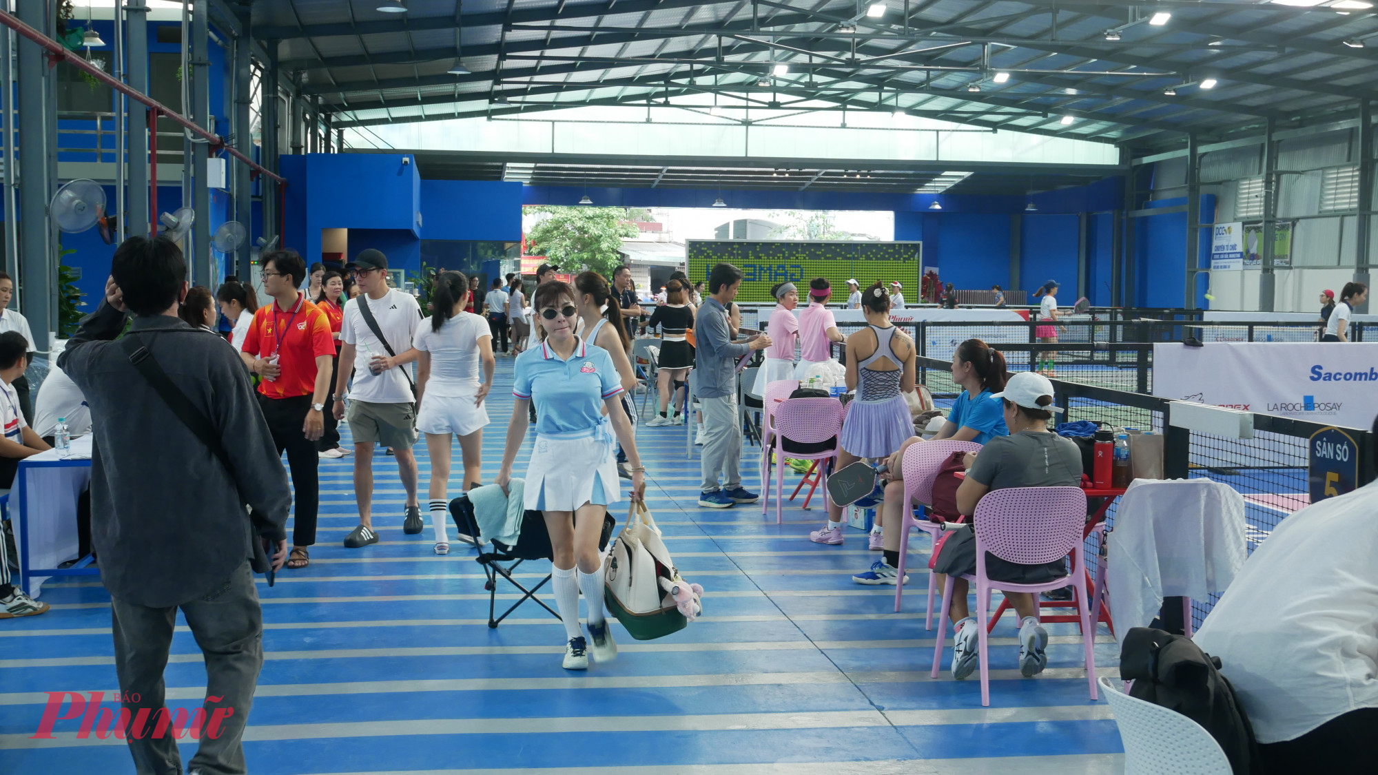 Kh&ocirc;ng kh&iacute; nhộn nhịp tr&ecirc;n s&acirc;n Tana trước giờ khai mạc