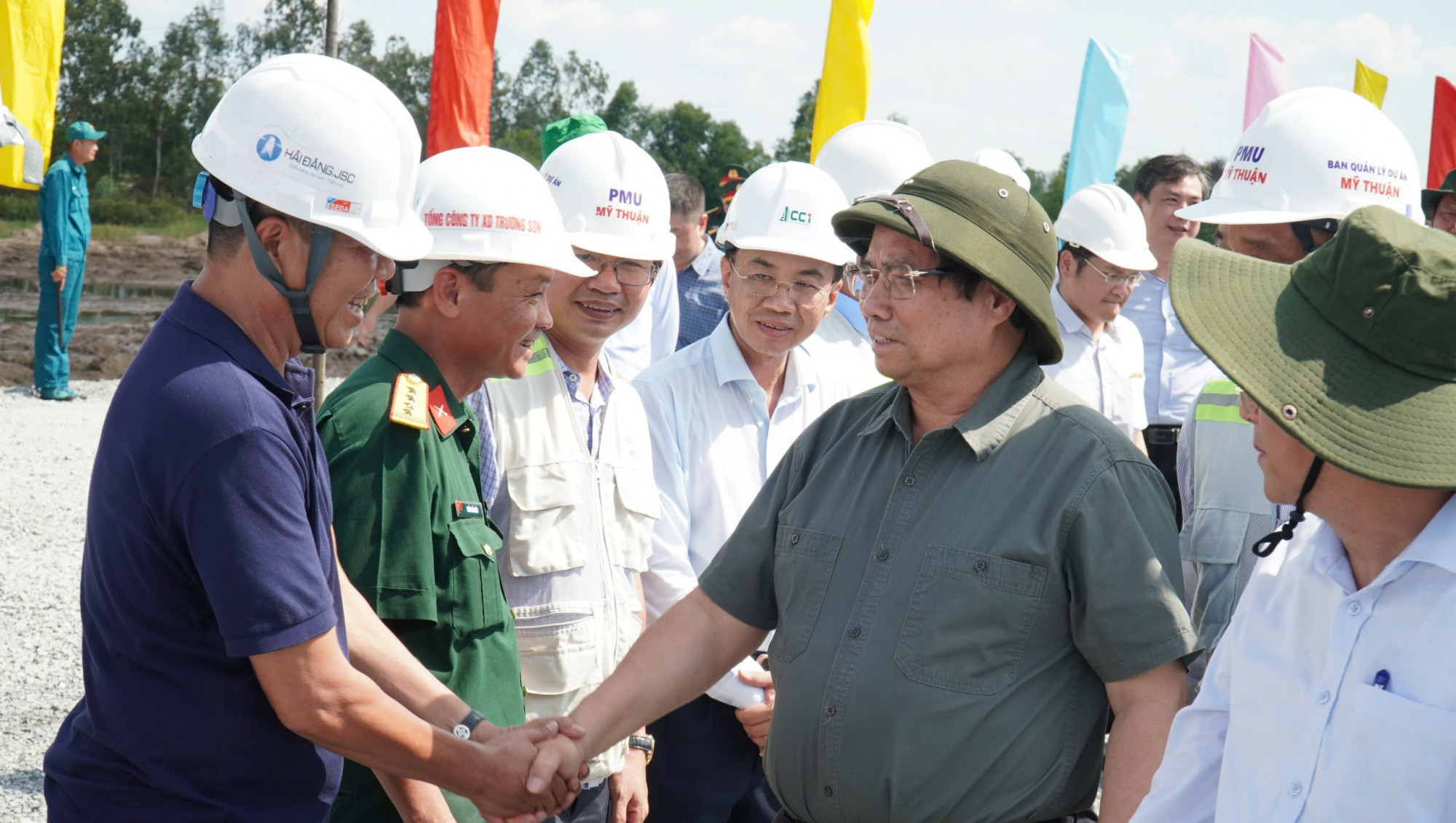 Thủ tướng Phạm Minh Ch&iacute;nh động vi&ecirc;n c&aacute;c đơn vị thi c&ocirc;ng dự &aacute;n cao tốc Cần Thơ - C&agrave; Mau. Ảnh: Ho&agrave;ng Thịnh