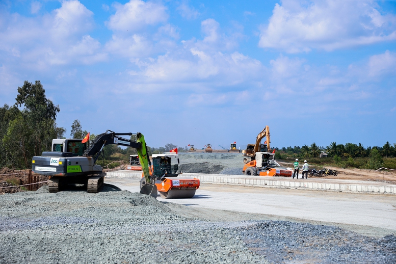C&aacute;c đơn vị khẩn trương thi c&ocirc;ng cao tốc Cần Thơ - C&agrave; Mau. Ảnh: Nhật Bắc