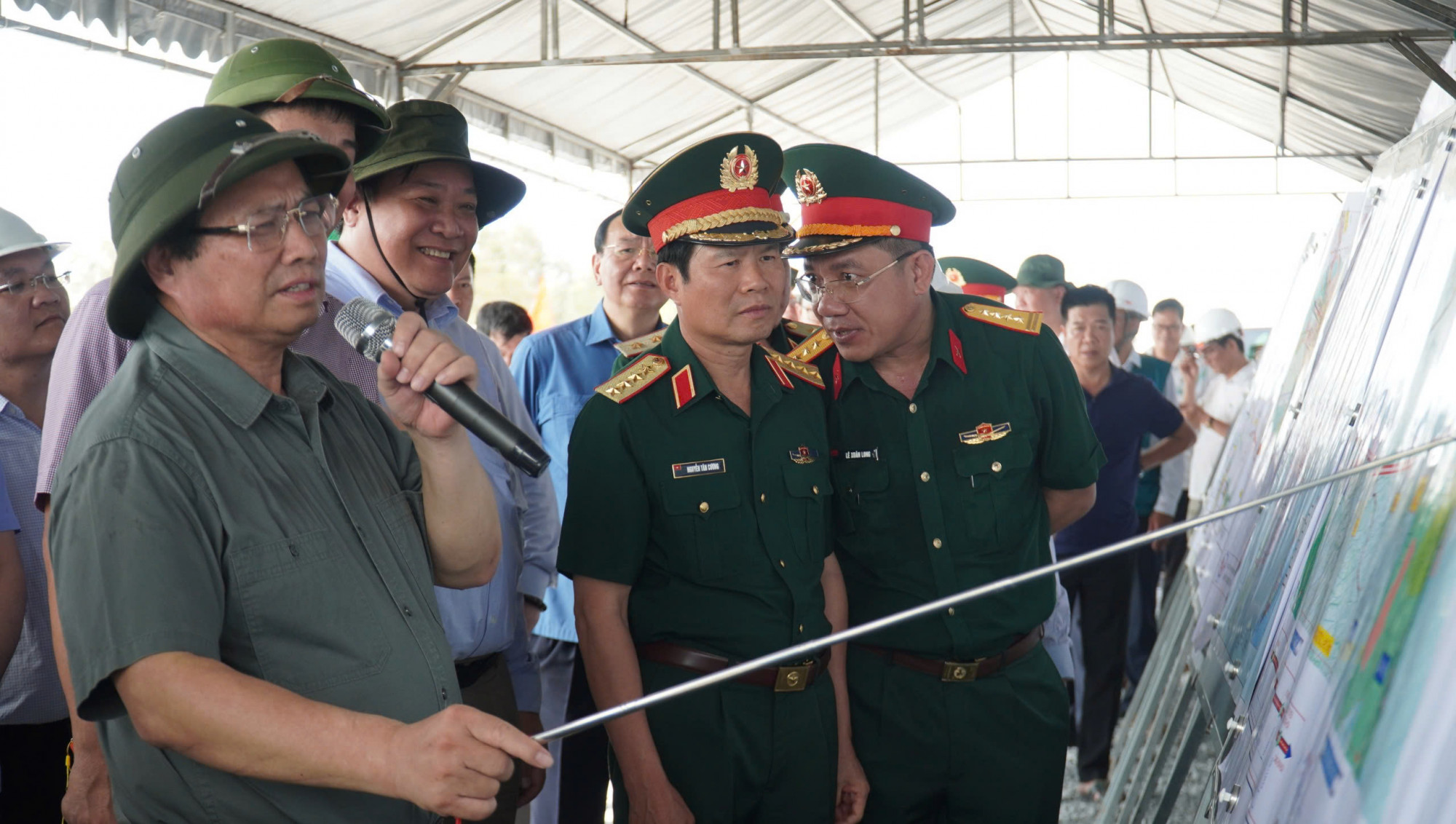 Thủ tướng Phạm Minh Ch&iacute;nh chỉ đạo tại buổi kiểm tra dự &aacute;n cao tốc đoạn đi qua địa b&agrave;n tỉnh C&agrave; Mau. Ảnh: Ho&agrave;ng Thịnh