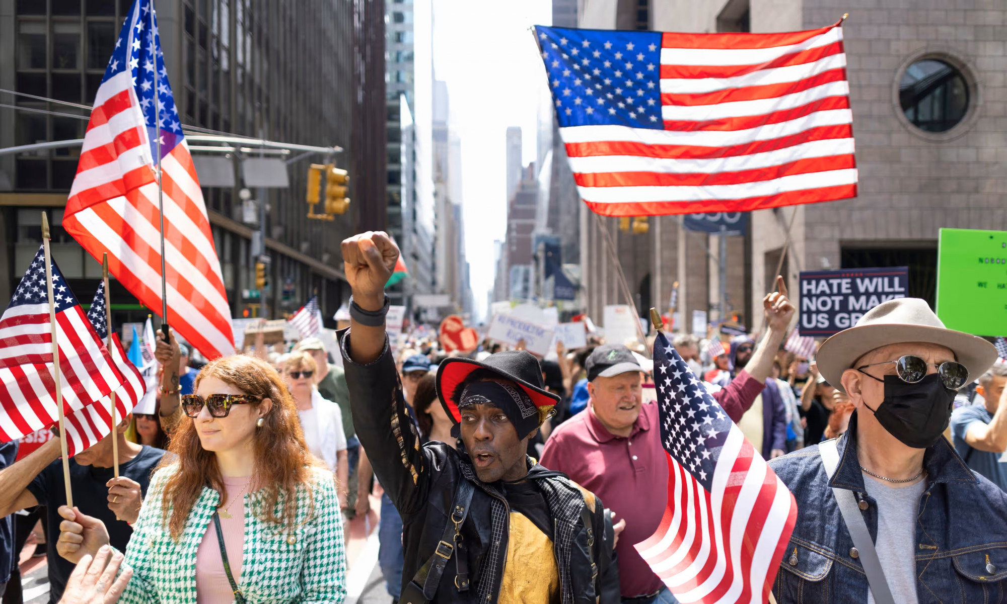 Một cuộc biểu t&igrave;nh phản đối c&aacute;c ch&iacute;nh s&aacute;ch của ch&iacute;nh quyền Tổng thống Trump tại Th&agrave;nh phố New York, v&agrave;o ng&agrave;y 19/4 - Ảnh: Justin Lane/EPA