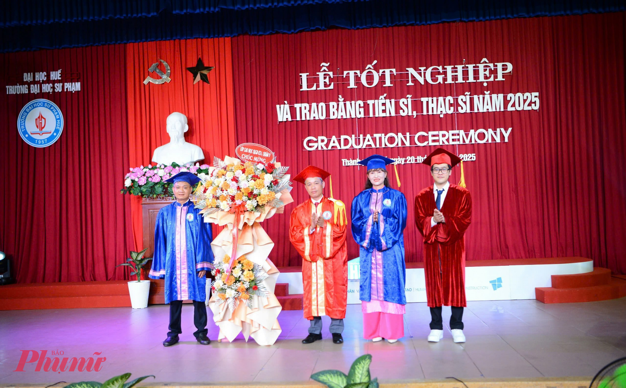 Trao bằng cho c&aacute;c t&acirc;n thạc sĩ