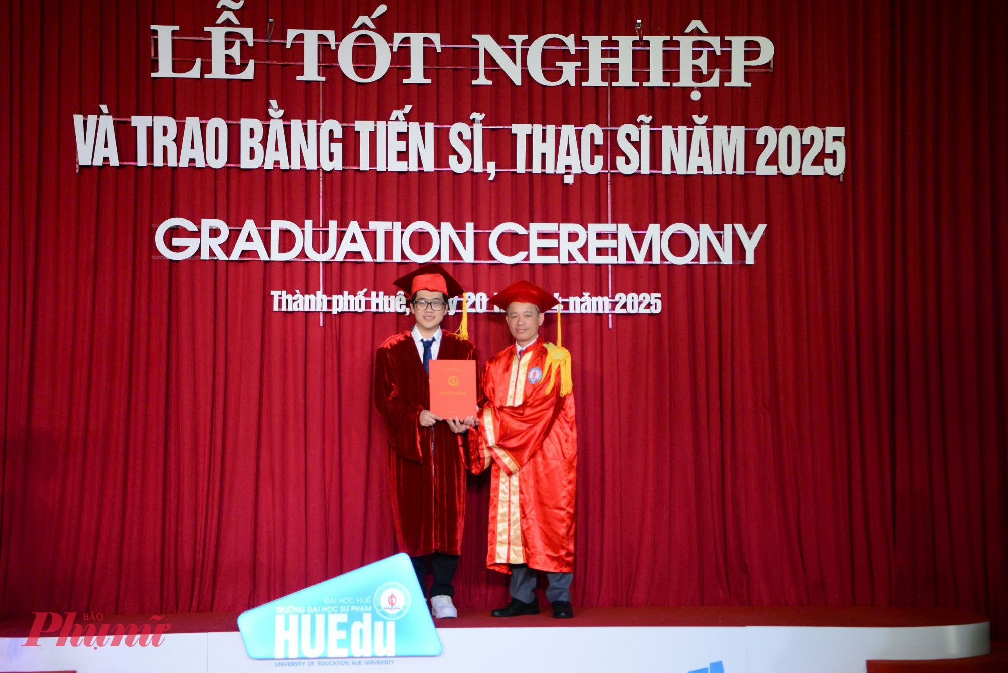 TS. L&ecirc; Hồ Sơn &ndash; Hiệu trưởng nh&agrave; trường Trao bằng tiến sĩ cho nghi&ecirc;n cứu sinh 