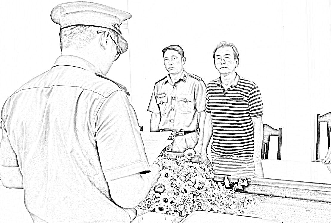 Cơ quan c&ocirc;ng an,  tống đạt quyết định tố tụng đối với &ocirc;ng Huỳnh B&aacute; Ph&uacute;c. Ảnh: CTV