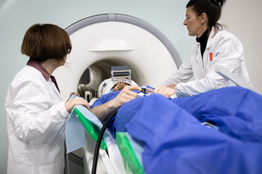 Việc chụp MRI cần sự chuẩn bị v&agrave; mất thời gian &mdash; Ảnh: Getty Images