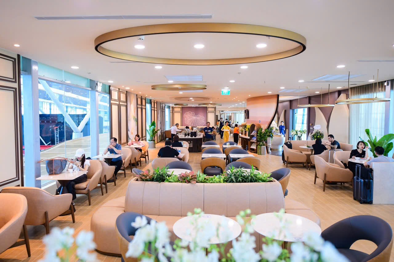 B&ecirc;n trong c&aacute;c ph&ograve;ng chờ l&ecirc;n m&aacute;y bay d&agrave;nh cho kh&aacute;ch ưu ti&ecirc;n, hạng thương gia...