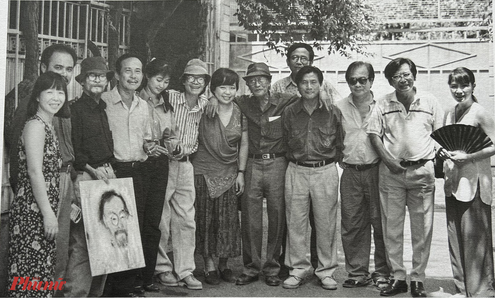 Nhạc sĩ Trịnh C&ocirc;ng Sơn trong dịp tụ họp bạn b&egrave; v&agrave;o năm 1996 tại nh&agrave; ri&ecirc;ng - Ảnh chụp lại ảnh tư liệu của nhiếp ảnh gia Dương Minh Long