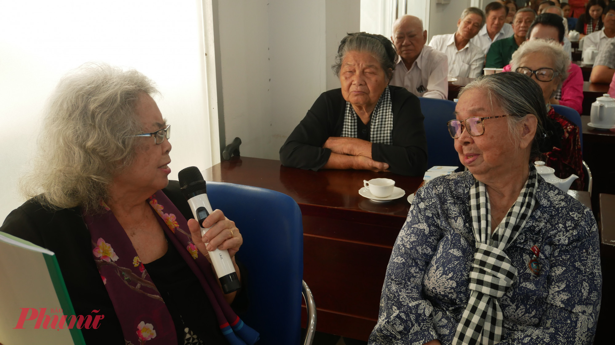 Những người đồng đội, đồng ch&iacute; năm xưa &ocirc;n lại kỷ niệm khi c&oacute; dịp gặp nhau